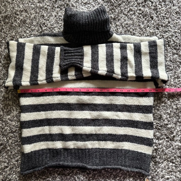 JUST COZY Sweater B&W Striped XS/S - Picture 5 of 7